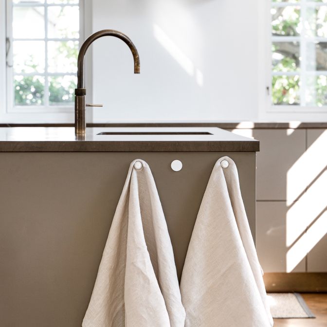 ByMagnet222042_white_hooks_environment-117_1_2